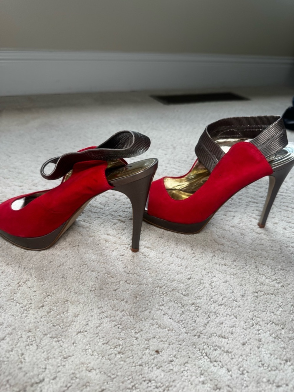 Carlos Santana Coral Suede Open-Toe Heels with Metallic Accent size 6 - Picture 3 of 8